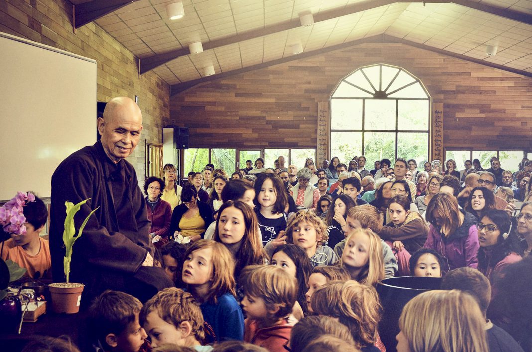 Sejarah engaged buddhism dimulai dari A Fresh Look at Buddhism karya Thich Nhat Hanh.