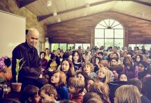 Sejarah engaged buddhism dimulai dari A Fresh Look at Buddhism karya Thich Nhat Hanh.