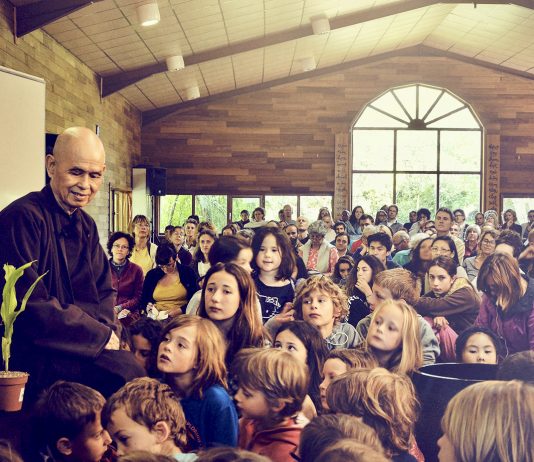 Sejarah engaged buddhism dimulai dari A Fresh Look at Buddhism karya Thich Nhat Hanh.