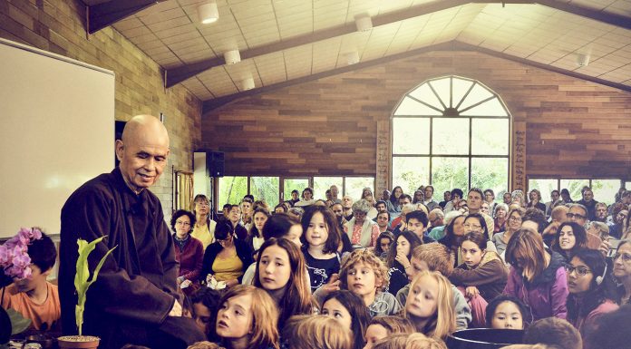 Sejarah engaged buddhism dimulai dari A Fresh Look at Buddhism karya Thich Nhat Hanh.