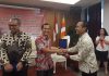 Sekolah Kepemimpinan Buddhis Indonesia Angkatan 1 Isyanto, Ketua Umum Institut Nagarjuna memberikan kenang-kenangan kepada narasumber pembukaan Sekolah Kepemimpinan Buddhis Indonesia.