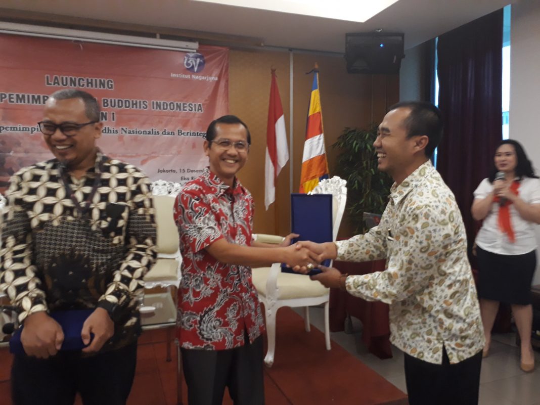 Isyanto, Ketua Umum Institut Nagarjuna memberikan kenang-kenangan kepada narasumber pembukaan Sekolah Kepemimpinan Buddhis Indonesia.