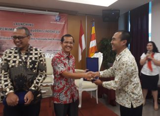 Sekolah Kepemimpinan Buddhis Indonesia Angkatan 1 Isyanto, Ketua Umum Institut Nagarjuna memberikan kenang-kenangan kepada narasumber pembukaan Sekolah Kepemimpinan Buddhis Indonesia.