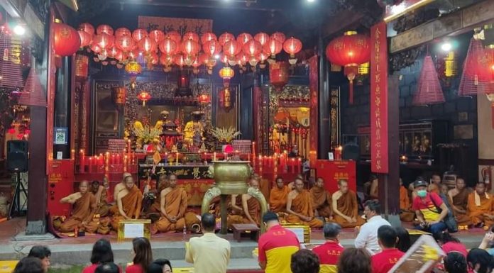 Kelenteng Tempat Ibadah Agama Apa? Jawaban singkatnya Agama Buddha.