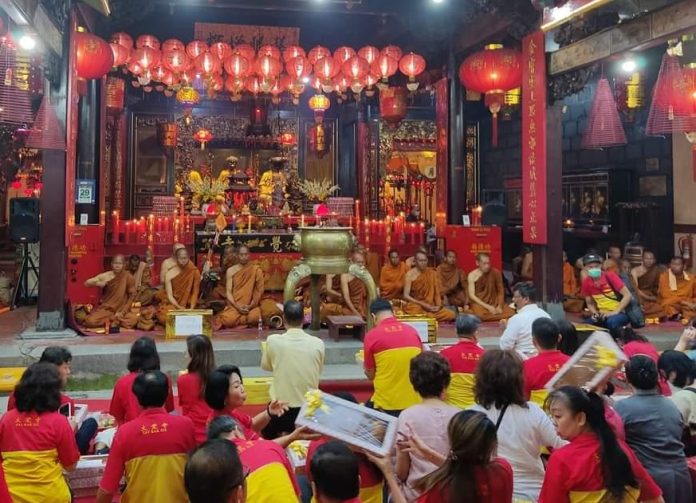 Kelenteng Tempat Ibadah Agama Apa? Agama Buddha. Tampak umat Buddha di depan altar utama Tay Kak Sie di Semarang dengan 3 rupang Buddha. Kelenteng Tempat Ibadah Agama Apa? Jawaban singkatnya Agama Buddha.