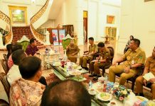 Pengurus Hock Hian Kiong Akan Bangun Sekolah Buddhis di Bengkalis Pengurus Hock An Kiong sebuah kelenteng di Bengkalis melakukan audiensi ke Bupati Bengkalis diantaranya membicarakan permohonan hibah dan rencana sekolah Buddhis