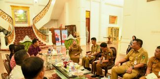 Pengurus Hock An Kiong sebuah kelenteng di Bengkalis melakukan audiensi ke Bupati Bengkalis diantaranya membicarakan permohonan hibah dan rencana sekolah Buddhis