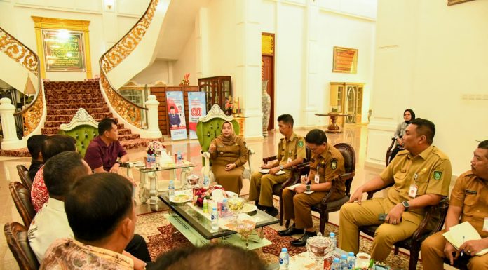 Hock Hian Kiong Akan Bangun Sekolah Buddhis di Bengkalis Pengurus Hock An Kiong sebuah kelenteng di Bengkalis melakukan audiensi ke Bupati Bengkalis diantaranya membicarakan permohonan hibah dan rencana sekolah Buddhis