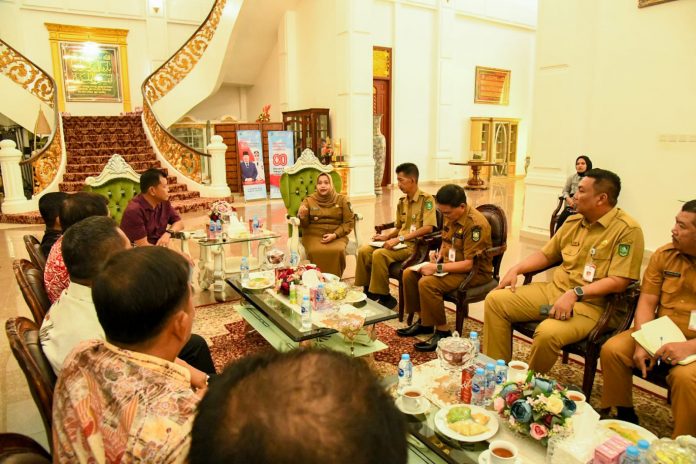 Audiensi Pengurus Hock Hian Kiong ke Bupat Bengkalis Kasmarni (Foto: Dokumentasi Diskominfotik Kab Bengkalis) Pengurus Hock An Kiong sebuah kelenteng di Bengkalis melakukan audiensi ke Bupati Bengkalis diantaranya membicarakan permohonan hibah dan rencana sekolah Buddhis