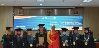 Bhikkhu Bhadrasamtaka resmi raih gelar doktor teknologi pendidikan dari Universitas Negeri Jakarta atau UNJ