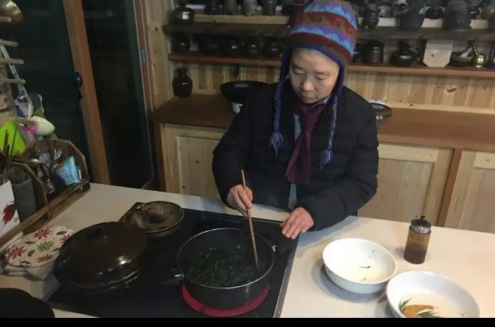 Bhiksuni Jeong Kwan memperkenalkan Masakan Vegetarian Wihara kepada Dunia Jeong Kwan adalah seorang Bhiksuni Buddha Mahayana asal Korea Selatan sekaligus Cheft Selebritis