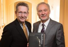 Donald S Lopez (kiri) dan Robert Buswell (kanan memegang buku) adalah dua profesor Buddhis terkemuka. Dalam podcastnya dengan Tyler Cowen, Lopez menawarkan pembacaan ulang terhadap agama buddha yang dibayangkan barat