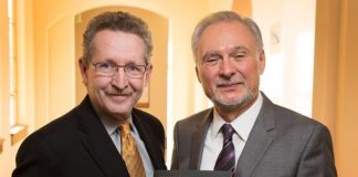 Donald S Lopez (kiri) dan Robert Buswell (kanan memegang buku) adalah dua profesor Buddhis terkemuka. Dalam podcastnya dengan Tyler Cowen, Lopez menawarkan pembacaan ulang terhadap agama buddha yang dibayangkan barat