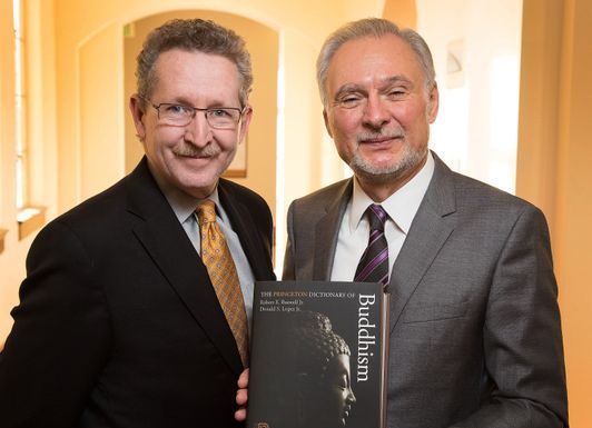 Donald S Lopez (kiri) dan Robert Buswell (kanan memegang buku) adalah dua profesor Buddhis terkemuka. Dalam podcastnya dengan Tyler Cowen, Lopez menawarkan pembacaan ulang terhadap agama buddha yang dibayangkan barat