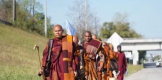 Peace Walk di Amerika diikuti 19 Bhikkhu dan seekor anjing bernama Aloka. Winter is coming tapi mereka berhasil hangatkan Amerika