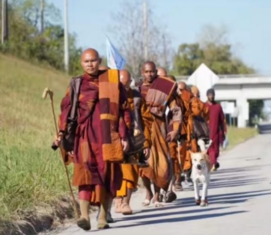 Peace Walk di Amerika diikuti 19 Bhikkhu dan seekor anjing bernama Aloka. Winter is coming tapi mereka berhasil hangatkan Amerika