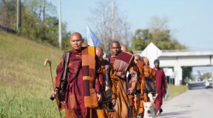 Walk for Peace Amerika: Thudong 19 Biku Hangatkan Hati Warga Peace Walk di Amerika diikuti 19 Bhikkhu dan seekor anjing bernama Aloka. Winter is coming tapi mereka berhasil hangatkan Amerika