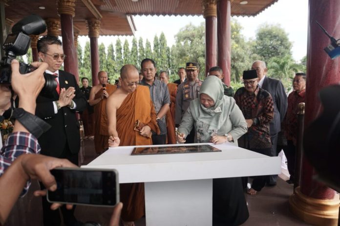 Peresmian Vihara Karuna Dipa Palu oleh Wakil Gubernur Reny Lamadjido disaksikan Ketua STI Bhikkhu Subhapanno Mahathera dan Wijaya Chandra selaku Ketua Vihara (Foto: Dok. Mercusuar) Peresmian Vihara Karuna Dipa Palu pada Minggu, 16 November 2025