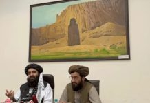 Lukisan Patung Buddha Bamiyan di belakang Menteri Luar Negeri Afganistan adalah ironi yang bikin viral.
