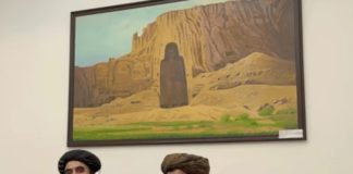 Lukisan Patung Buddha Bamiyan di belakang Menteri Luar Negeri Afganistan adalah ironi yang bikin viral.