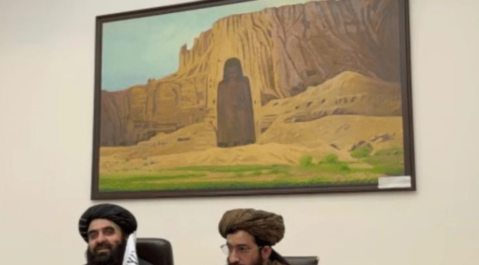 Buddha Bamiyan di Belakang Menteri Afganistan: Ironi Bikin Viral Lukisan Patung Buddha Bamiyan di belakang Menteri Luar Negeri Afganistan adalah ironi yang bikin viral.