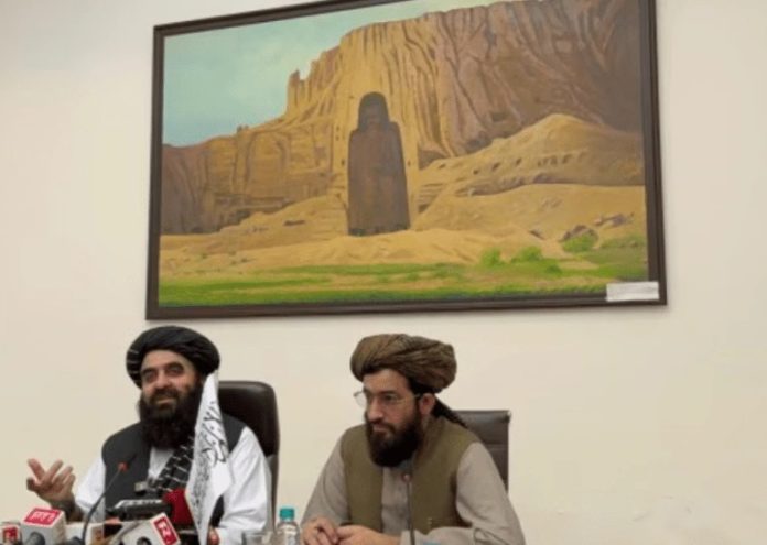 Lukisan Patung Buddha Bamiyan di belakang Menteri Luar Negeri Afganistan adalah ironi yang bikin viral.