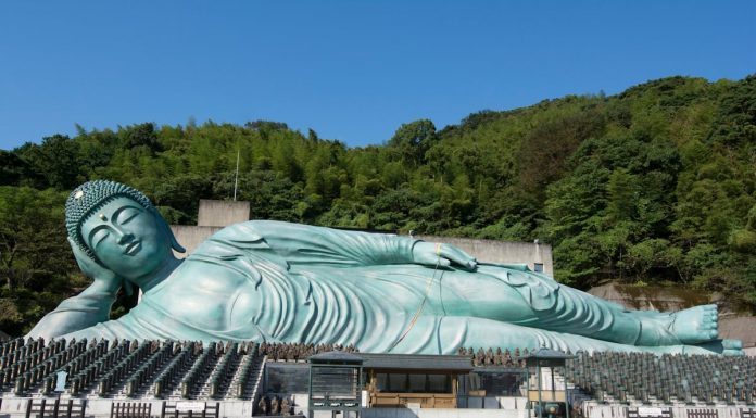 Nanzoin Fukuoka Terapkan Biaya Masuk Turis Asing: Respon Overtourism di Jepang Nanzoin Fukuoka mulai terapkan tarif tiket masuk khusu bagi wisatawan asing sebagai respon atas overtourism di Jepang