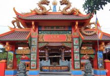 Meresapi Om Mani Padme Hum melalui Ikonografi Kelenteng Om Mani Padme Hum diwujudkan dalam arsitektur dan ikonografi vihara chinese buddhism atau disebut di Indonesia sebagai kelenteng