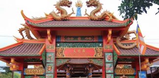 Om Mani Padme Hum diwujudkan dalam arsitektur dan ikonografi vihara chinese buddhism atau disebut di Indonesia sebagai kelenteng