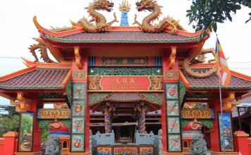 Ikonografi Kelenteng: Pesan Dharma Leluhur Tionghoa Om Mani Padme Hum diwujudkan dalam arsitektur dan ikonografi vihara chinese buddhism atau disebut di Indonesia sebagai kelenteng