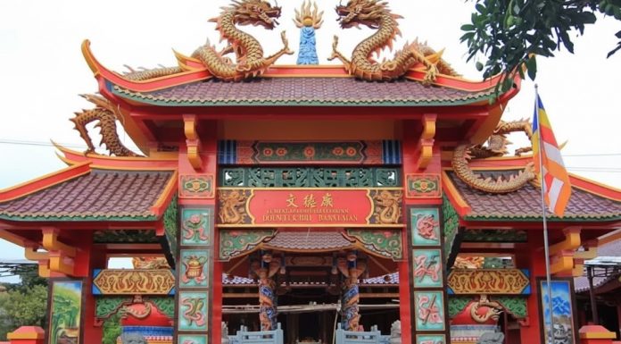 Om Mani Padme Hum diwujudkan dalam arsitektur dan ikonografi vihara chinese buddhism atau disebut di Indonesia sebagai kelenteng