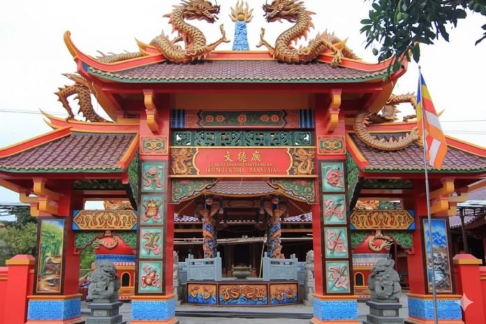 Om Mani Padme Hum representasinya dimulai dari Sepasang singa adalah AUM atau OM dan permata di atap yang dijaga naga adalah MANI inilah ikonografi khas Agama Buddha (Foto diadaptasi Gemini) Om Mani Padme Hum diwujudkan dalam arsitektur dan ikonografi vihara chinese buddhism atau disebut di Indonesia sebagai kelenteng