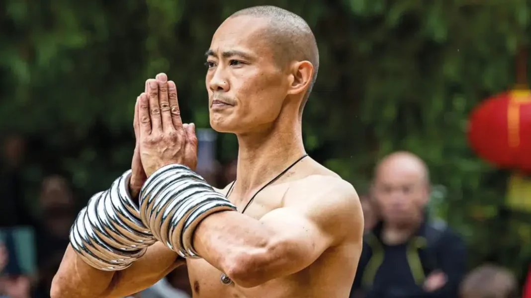 Shi Heng Yi Ceramah Dharma di TEDx yang menguncang Dunia Barat (Foto: kaerntner-wirtschaft) Shi Heng Yi adalah seorang bhiksu kepala Shaolin Temple Europe. Pada 2020 lalu ia diundang memberikan Ceramah Dharma di TEDx Talk dan mengguncang dunia barat