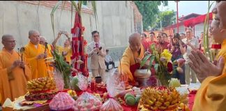 Vihara 400 tahun yaitu Jin De Yuan atau Vihara Dharma Bhakti bangkit dengan dimulainya pemugaran yang ditandai dengan upacara pasang kong liong dipimpin 8 orang bhiksu