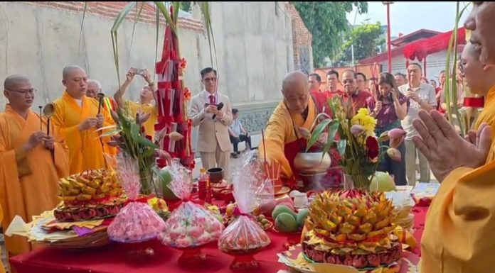 Vihara 400 Tahun Bangkit: Pasang Kong Liong dipimpin 8 Bhiksu Vihara 400 tahun yaitu Jin De Yuan atau Vihara Dharma Bhakti bangkit dengan dimulainya pemugaran yang ditandai dengan upacara pasang kong liong dipimpin 8 orang bhiksu