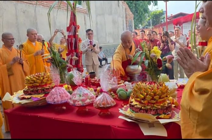 Vihara 400 Tahun Bangkit Upacara Pasang Kong Liong dipimpin 8 Bhiksu Vihara 400 tahun yaitu Jin De Yuan atau Vihara Dharma Bhakti bangkit dengan dimulainya pemugaran yang ditandai dengan upacara pasang kong liong dipimpin 8 orang bhiksu