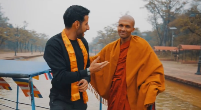 Mahindasiri Thero dalam Sebuah Wawancara dengan Nas Daily. Pesan Dharmanya menyongsong 2026 adalah mempraktikkan bantuan senyap sebagai fondasi spiritual (Foto: Akun X Nuseir Yassin) Menyongsong 2026 berikut ini adalah pesan dari Bhikkhu Mahindasiri Thero. Bantuan Senyap sebagai fondasi spiritual.