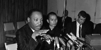 Walk for Peace oleh 19 bhikkhu mulai Oktober 2025 lalu disambut hangat warga negara Amerika Serikat. Ini mengingatkan kembali pada persahabatan presiden Amerika Martin Luther King Jr dengan Bhiksu Thich Nhat Hanh. Keduanya soal perdamaian.