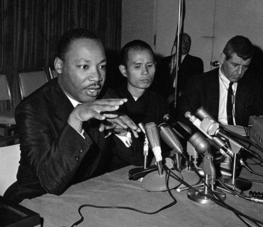 Walk for Peace oleh 19 bhikkhu mulai Oktober 2025 lalu disambut hangat warga negara Amerika Serikat. Ini mengingatkan kembali pada persahabatan presiden Amerika Martin Luther King Jr dengan Bhiksu Thich Nhat Hanh. Keduanya soal perdamaian.