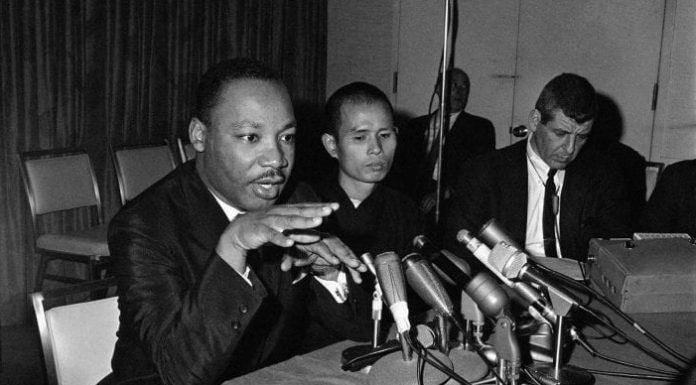 Walk for Peace oleh 19 bhikkhu mulai Oktober 2025 lalu disambut hangat warga negara Amerika Serikat. Ini mengingatkan kembali pada persahabatan presiden Amerika Martin Luther King Jr dengan Bhiksu Thich Nhat Hanh. Keduanya soal perdamaian.