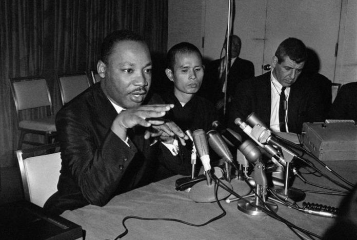 Walk for Peace oleh 19 bhikkhu mulai Oktober 2025 lalu disambut hangat warga negara Amerika Serikat. Ini mengingatkan kembali pada persahabatan presiden Amerika Martin Luther King Jr dengan Bhiksu Thich Nhat Hanh. Keduanya soal perdamaian.