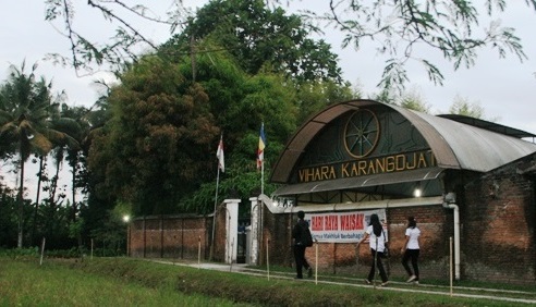 Vihara Karangdjati Sleman Yogyakarta (Foto: Sariputra.Com) Vihara Karangdjati yang terletak di Sleman Yogyakarta pada Rabu 3 Desember 2025 menerima kunjungan dari mahasiswa Studi Agama-Agama UIN.