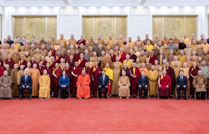 Delegasi Buddhis Tiongkok diterima Penasehat Politik Tertinggi Wang Huning (Foto: Xinhua) Delegasi Buddhis Tiongkok (BAC) diterima penasihat politik tertinggi Wang Huning.