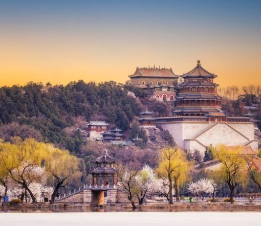 Kajian Susan Nauqin sebagai sejarawan mencatat lanskap keagamaan Beijing yang dulu bernama Peking dalam rentang 500 tahun dari 1400-1900.