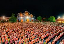 Pagoda Ba Vang adalah tempat ibadah umat Buddha sekaligus destinasi wisata di Vietnam.