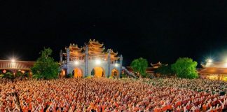 Pagoda Ba Vang adalah tempat ibadah umat Buddha sekaligus destinasi wisata di Vietnam.