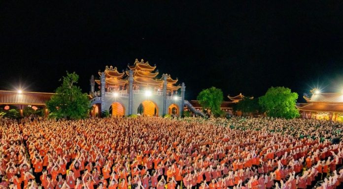 Pagoda Ba Vang adalah tempat ibadah umat Buddha sekaligus destinasi wisata di Vietnam.