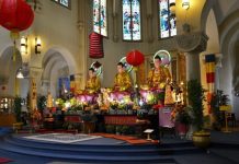 Tampak 3 patung Buddha utama di altar bekas gereja terbengkalai di Buffalo Amerika Serikat.