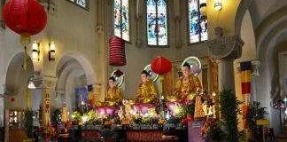 Tampak 3 patung Buddha utama di altar bekas gereja terbengkalai di Buffalo Amerika Serikat.
