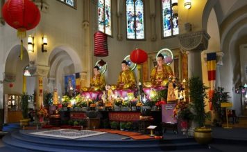 Gereja Terbengkalai di Amerika Kini Jadi Vihara Buddhis Vietnam Tampak 3 patung Buddha utama di altar bekas gereja terbengkalai di Buffalo Amerika Serikat.